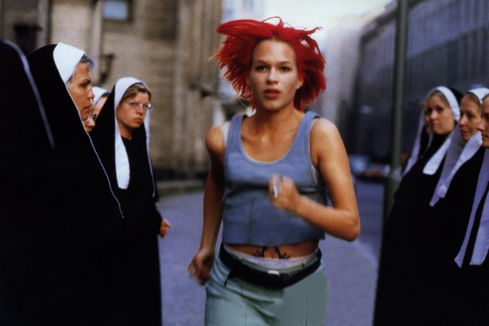 <p>Run, Lola, Run - A story told in three sides and with three different endings, where Lola must recover, in 20 minutes, the 100,000 marks that her boyfriend, Manni, has lost.</p>