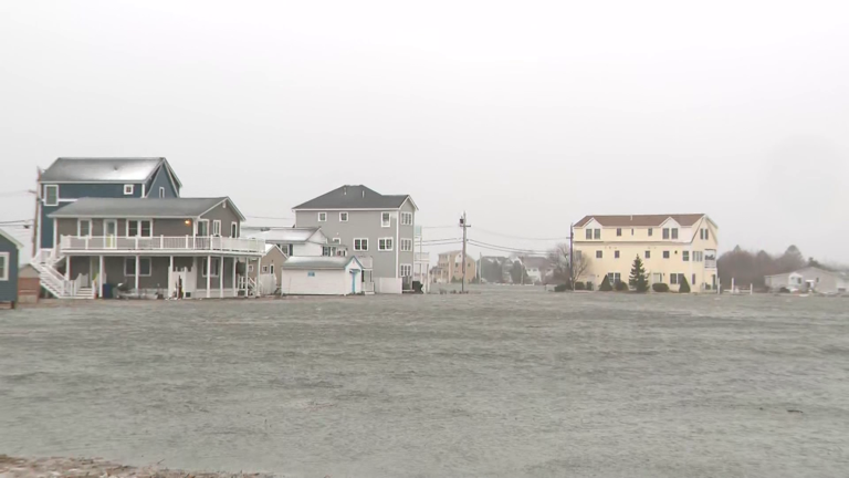 High tide causes flooding in Hampton Beach during spring nor'easter