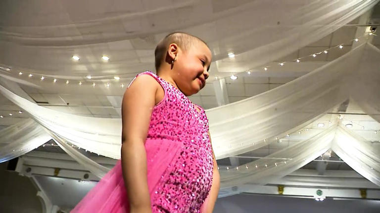 Small But Strong Cancer Survivors Strut Their Stuff At Runway For A Cure 4147