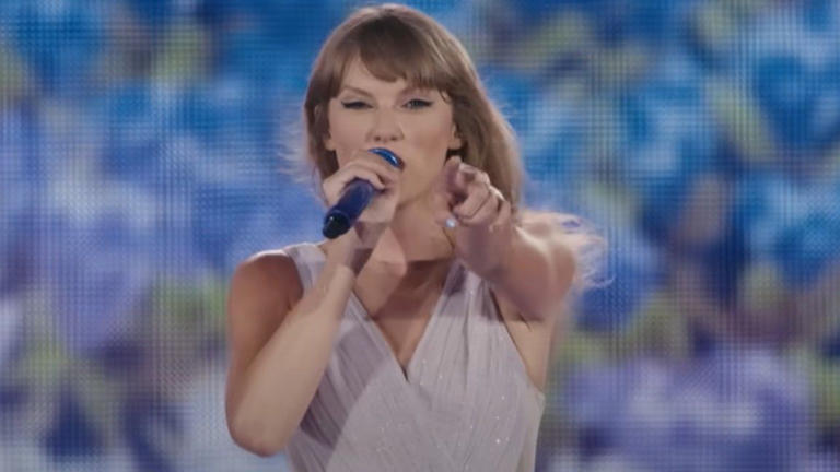 Taylor Swift pointing while singing during Speak Now.