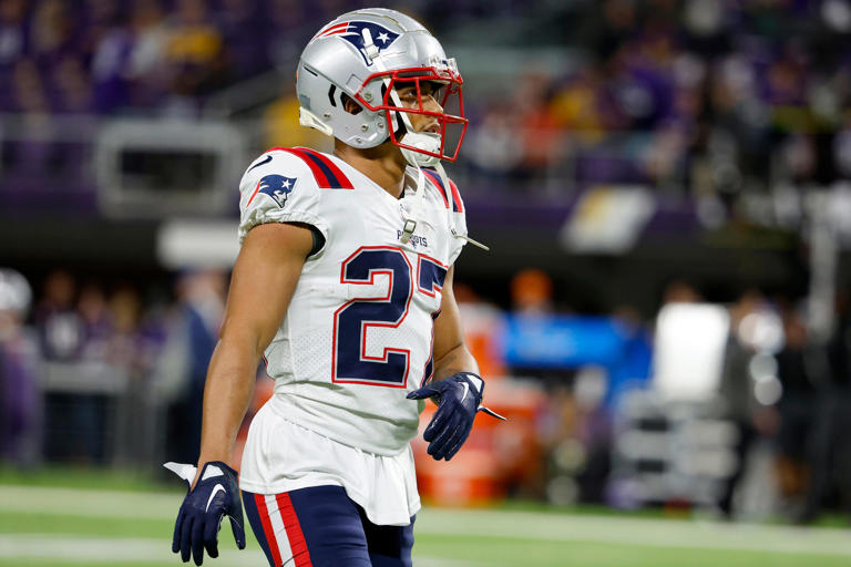 Patriots CB Christian Gonzalez returns for Day 1 of offseason workouts