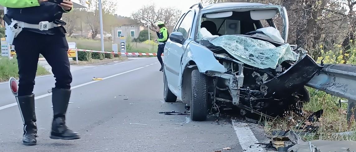 Schianto Frontale Tra Due Auto: Conducenti Feriti, Strada Bloccata