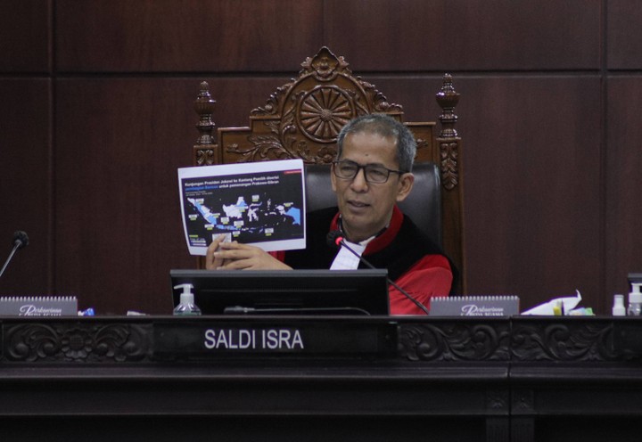 Hakim Saldi Isra tunjukkan peta perjalanan Presiden Joko Widodo, Jumat (5/4/2024). Foto: Jamal Ramadhan/kumparan