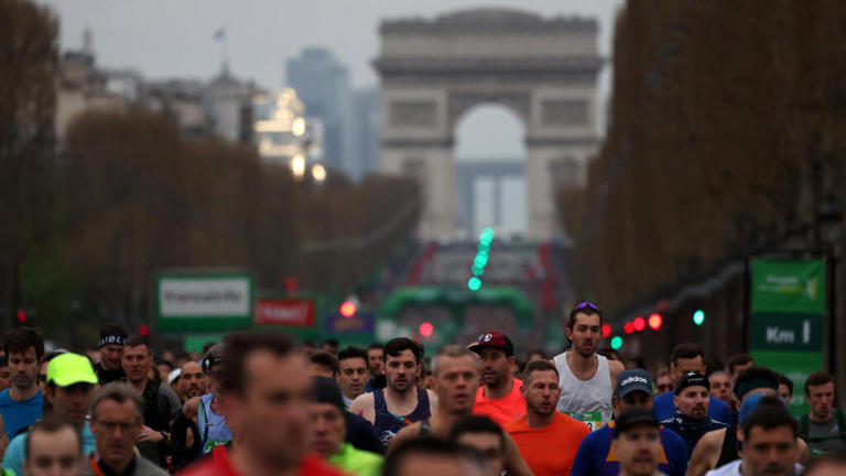 Des coureurs et des coureuses juste après le départ du marathon de Paris, le 2 avril 2023