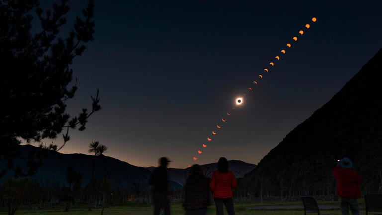 How to photograph April 8's solar eclipse whether with a camera or a smartphone