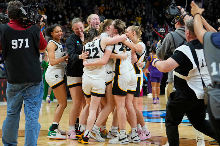 Iowa will retire Caitlin Clark's No. 22 jersey 'There will never be