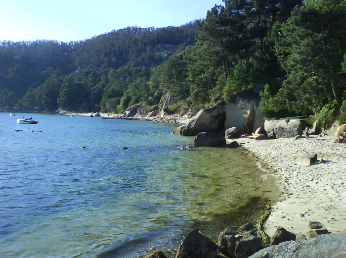 el pueblo costero que enamora con sus bonitas playas y es famoso por tener la mayor cría de mejillón en galicia
