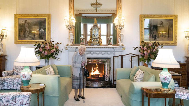 Queen Elizabeth II in the Drawing Room at Balmoral Castle on September 6, 2022 in Aberdeen, Scotland. - Jane Barlow/Getty Images