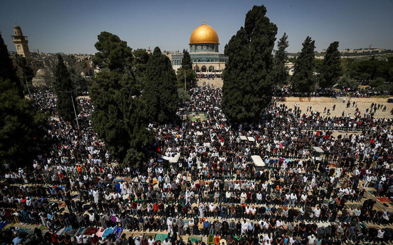 Thousands of worshipers attend the last Friday prayers of the Musliim holy month of Ramadan, at the Al Aqsa Mosque atop the Temple Mount in Jerusalem's Old City, April 5, 2024. (Jamal Awad/Flash90)