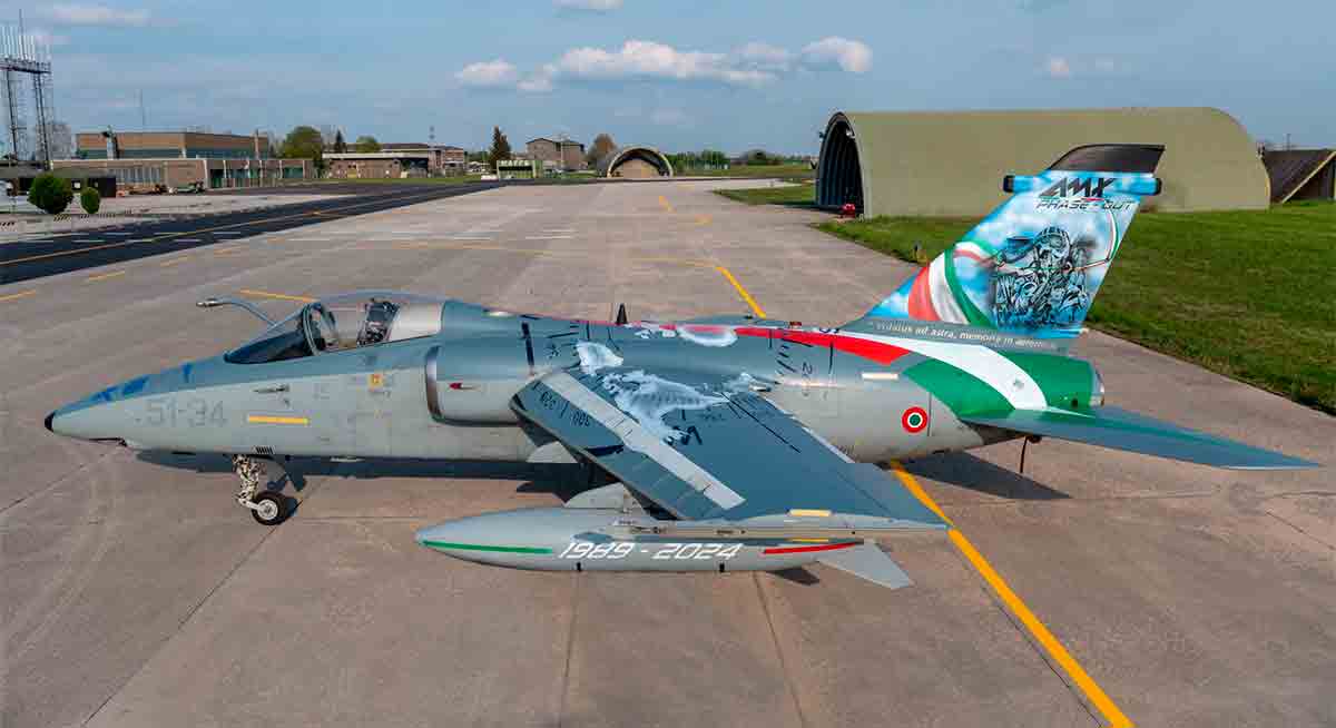 l’italia ritira l’ultimo aereo da combattimento leggero amx dopo 35 anni di servizio