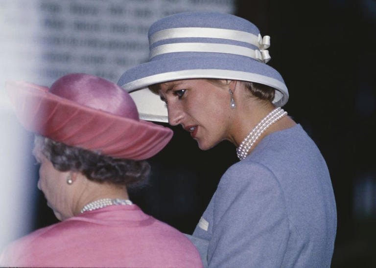 Nữ hoàng Elizabeth II và Công nương Diana tham dự đám cưới của Tử tước Linley và Serena Stanhope (khoảng năm 1993) | Jayne Fincher / Công nương Diana Lưu trữ / Getty Images