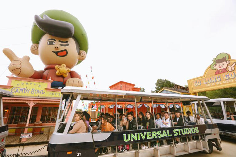 Universal Studios visitors take a tram tour in May 2023. ((Genaro Molina / Los Angeles Times))