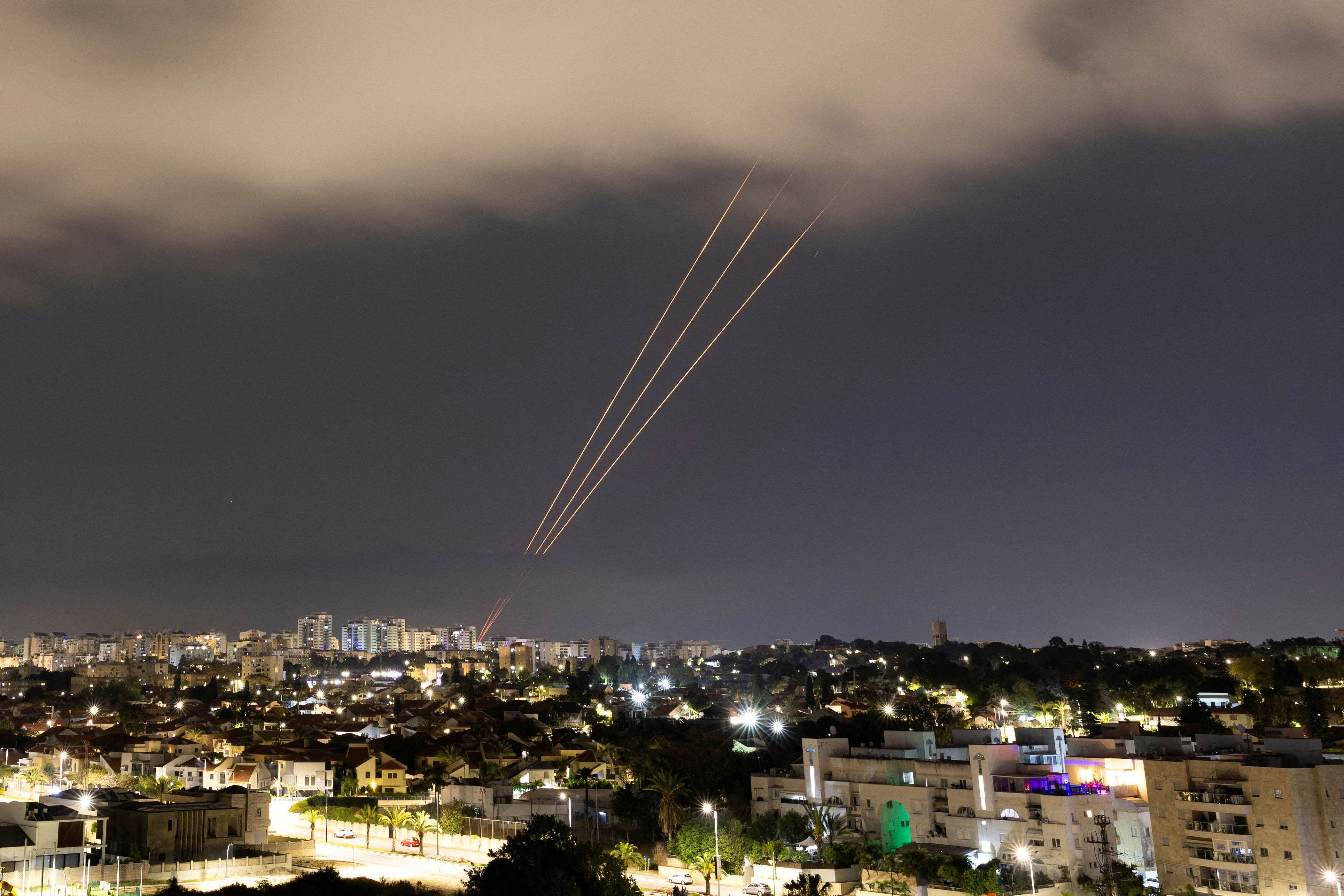 iran greift israel mit drohnen und raketen an – was bisher über die attacke bekannt ist
