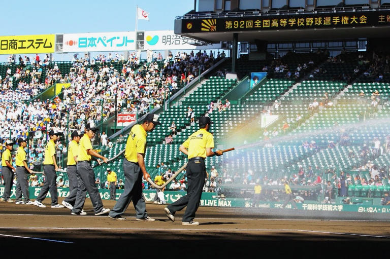 比賽開始前，球場維護人員灑下的水在陽光下映照出一道美麗彩虹（2010 年 8 月 9 日）