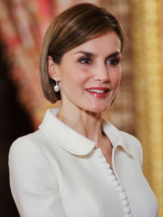 la reina letizia y sus nuevas 'mejores amigas': así lleva las perlas en tiaras collares, broches y pendientes
