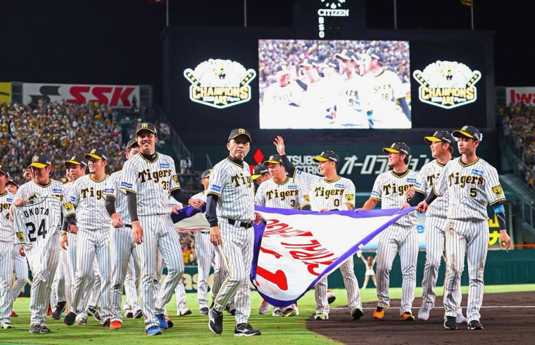 睽違 18 年終於在主場的甲子園球場獲得聯盟冠軍，阪神虎的總教練岡田彰布（中央）等人繞場一周（2023 年 9 月 14 日）