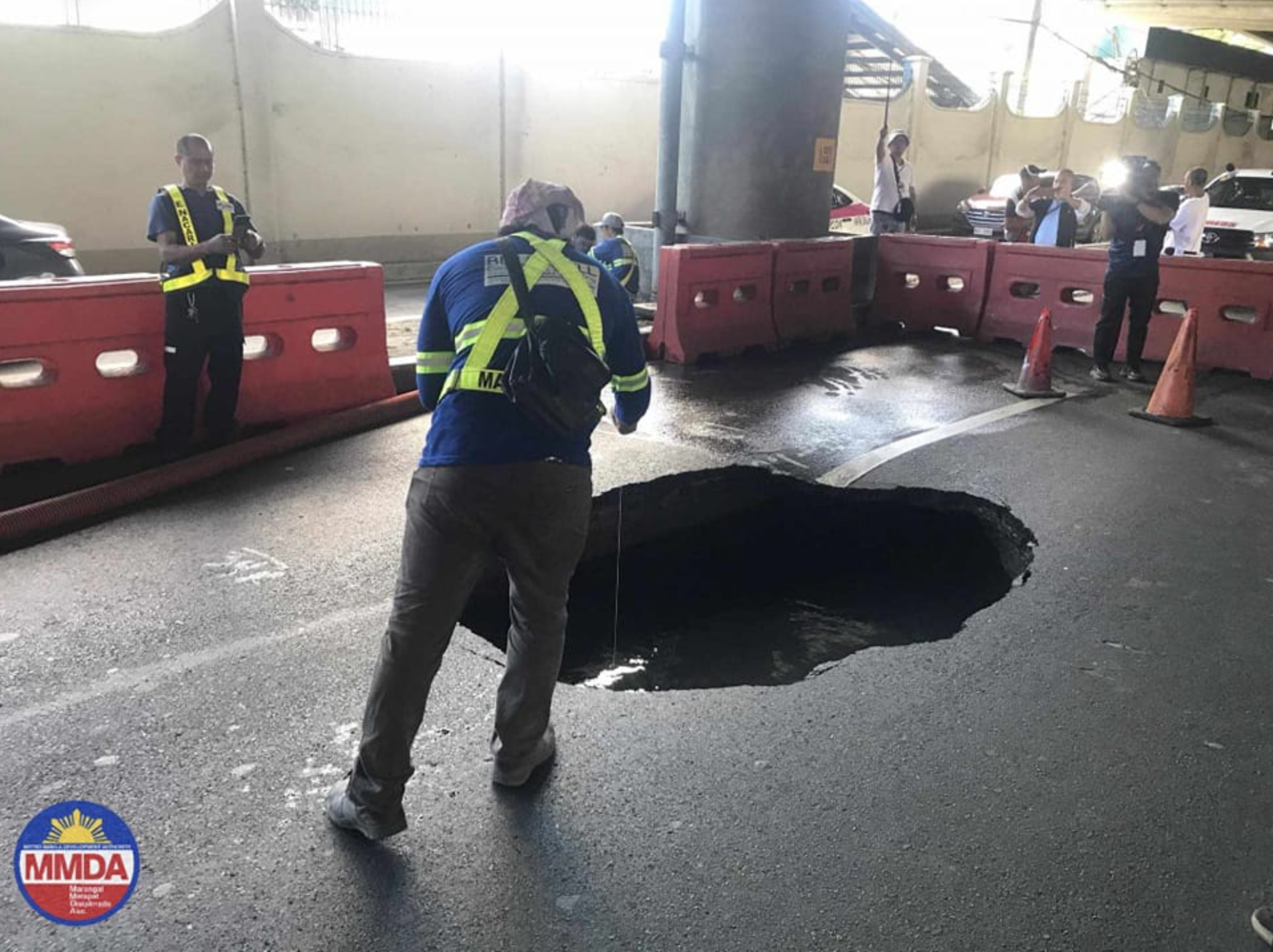 mmda assesses extent of damage before plugging pasay sinkhole