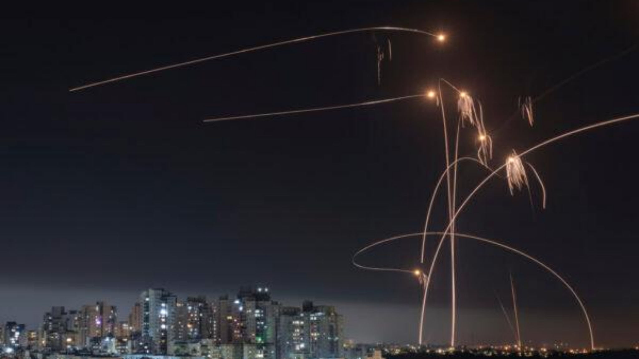 l'iran attacca israele con centinaia di droni e missili. netanyahu riunisce il gabinetto di guerra