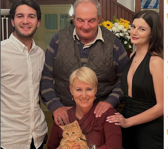 γενέθλια για την νατάσα παζαΐτη: η οικογενειακή φωτογραφία με τον «πέπε» και η τούρτα με τον αριθμό 58