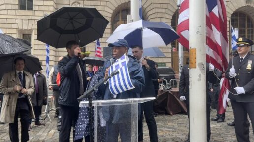 νέα υόρκη: υπό βροχή η παρέλαση των ευζώνων της προεδρικής φρουράς για την έπαρση της σημαίας - δείτε βίντεο και φωτογραφίες