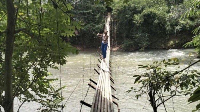 nasib 15 warga jatuh saat jembatan gantung di lebak putus,sempat selfie sambil tertawa