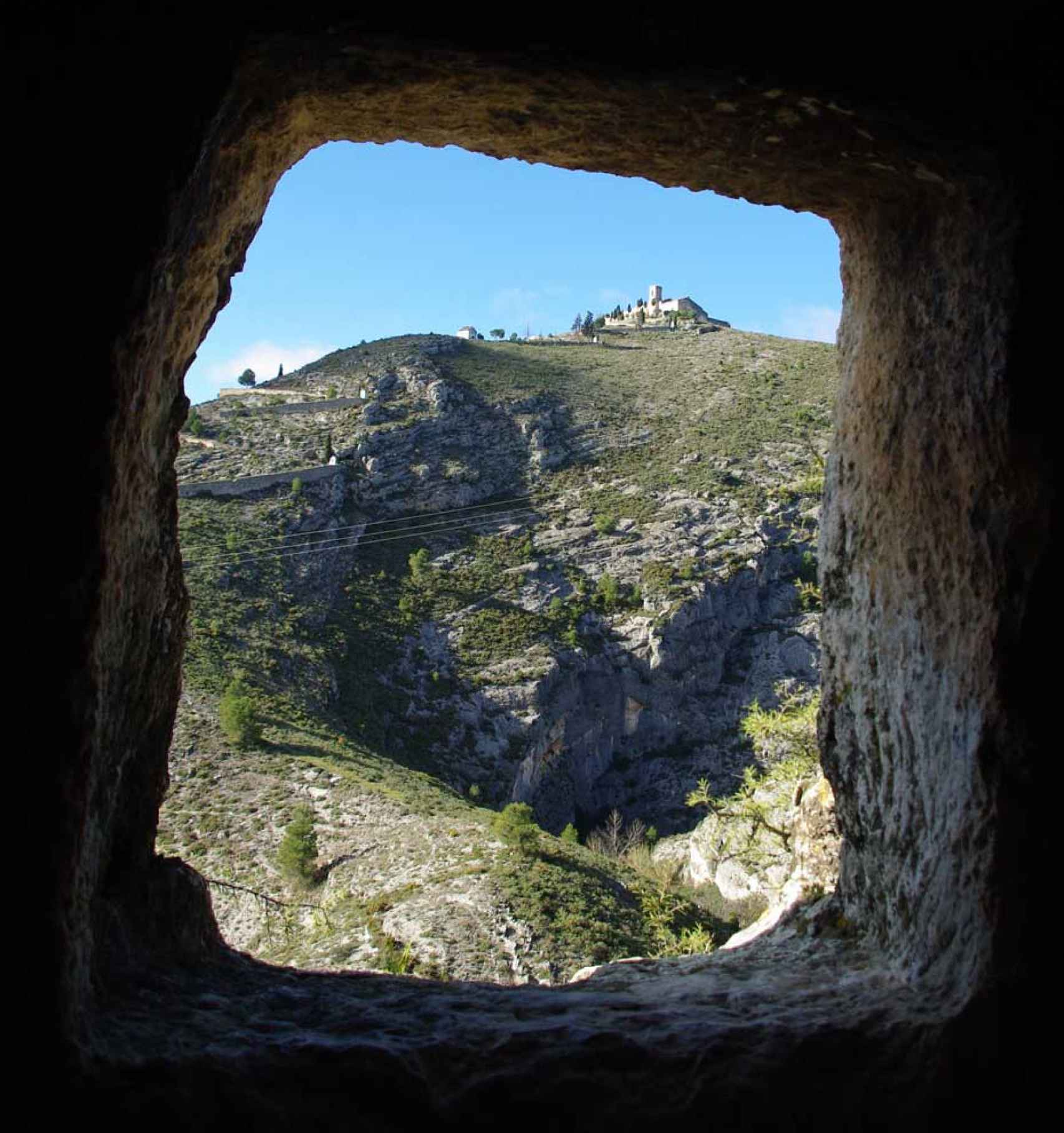 el impresionante pueblo medieval excavado en la roca al que llegaron los romanos y está a una hora de valencia