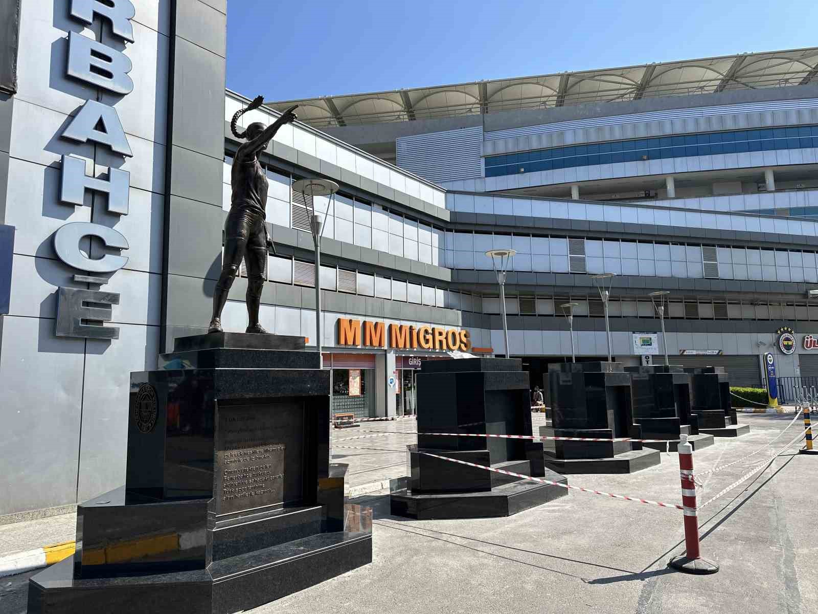 kadıköy’de fenerbahçe’nin efsane futbolcularının heykelleri kaldırıldı