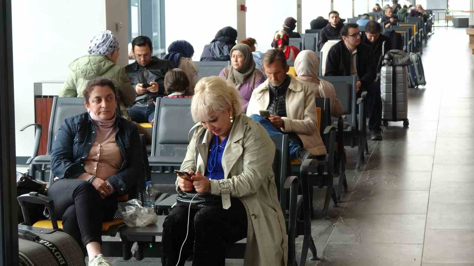 9 günlük resmi tatilin son gününde trabzon şehirlerarası otobüs terminali’nde yoğunluk yaşandı
