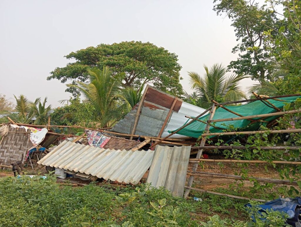 พายุฤดูร้อนถล่ม ภูซางอ่วมรอบ 2 บ้านเรือนเสียหายยับกว่า 300 หลังคา ปลัดอำเภอสั่งช่วยเหลือด่วน