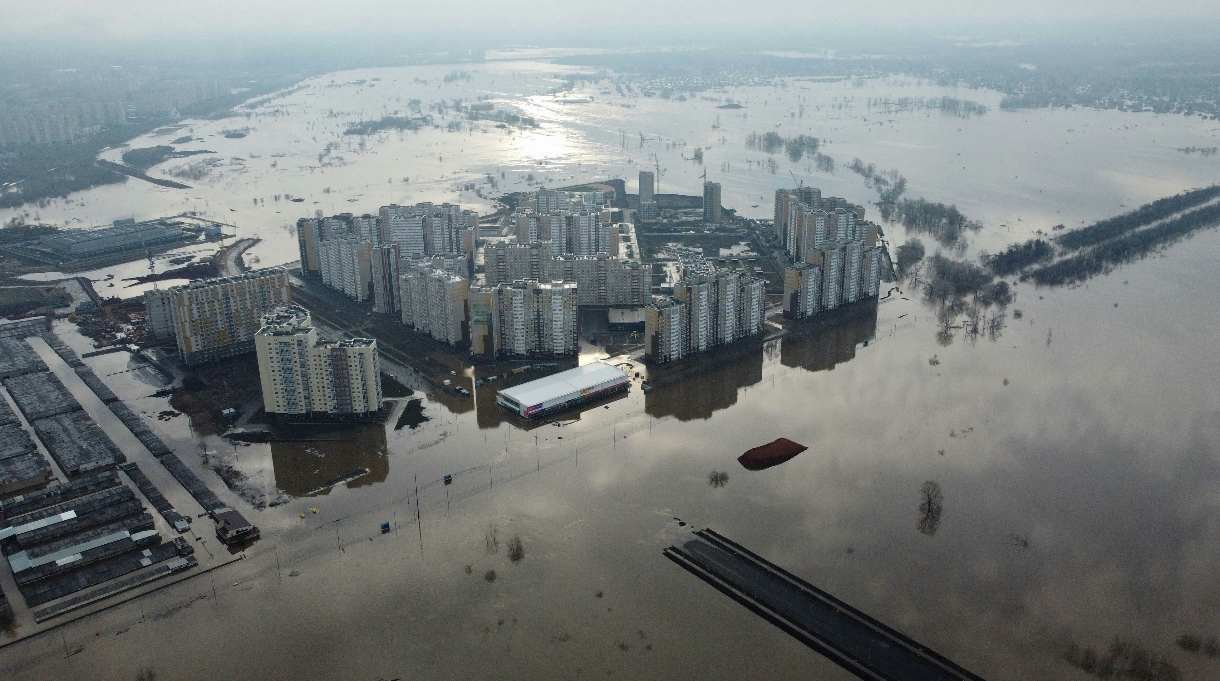 rasant ansteigende pegel: ural-hochwasser überschwemmt 11.000 häuser in orenburg