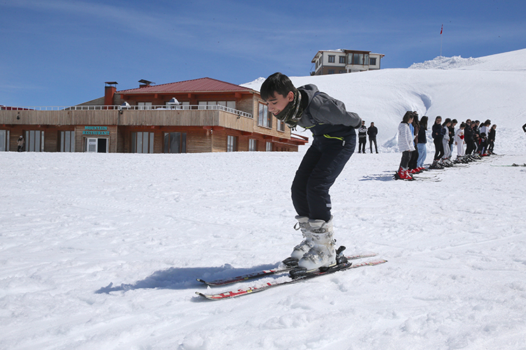 hakkari'de 3 bin 200 öğrenciye kayak eğitimi verildi