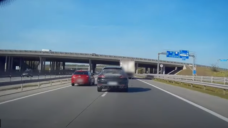 videón, ahogy egy ámokfutó majdnem szalagkorlátra kent egy autót az m0-son