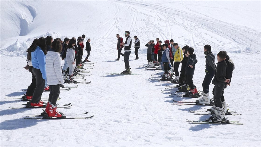 hakkari'de 3 bin 200 öğrenciye kayak eğitimi verildi