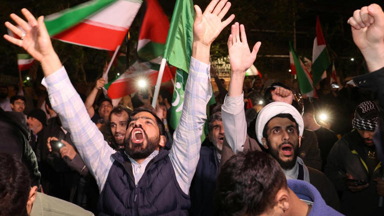 德黑蘭的示威者在伊朗襲擊以色列後做出反應