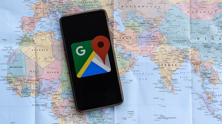 Un smartphone avec Google Maps sur une carte