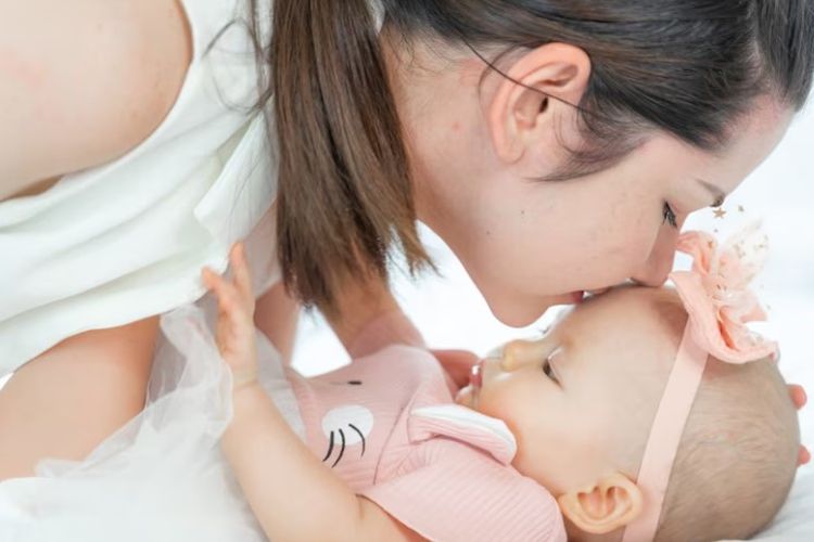 tanpa menyinggung, cara sopan melarang orang lain mencium bayi kita