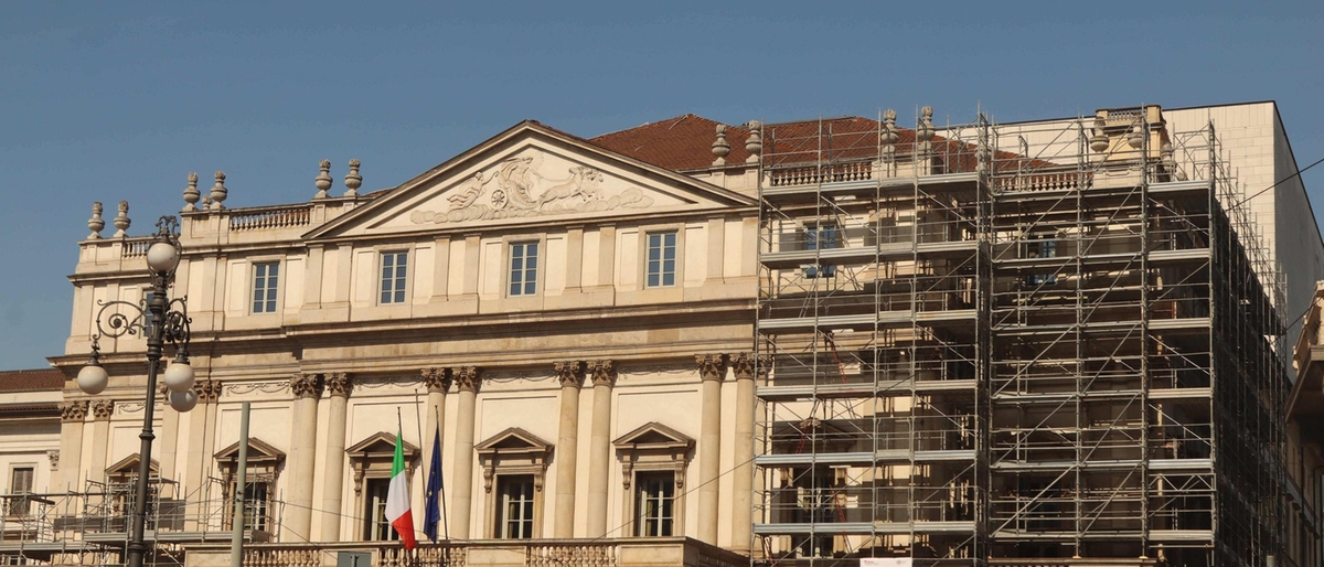 scala, impalcature sulle facciate. il restauro costa un milione di euro