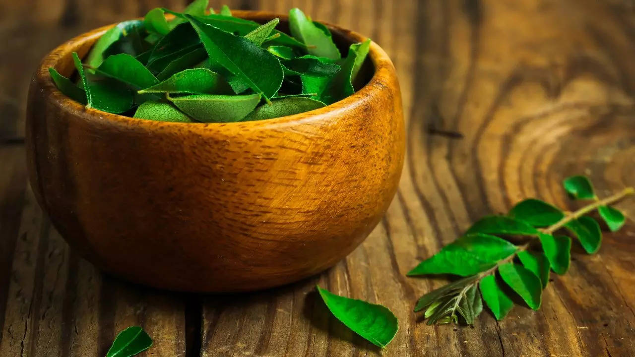 7 benefits of adding curry leaves to detox water