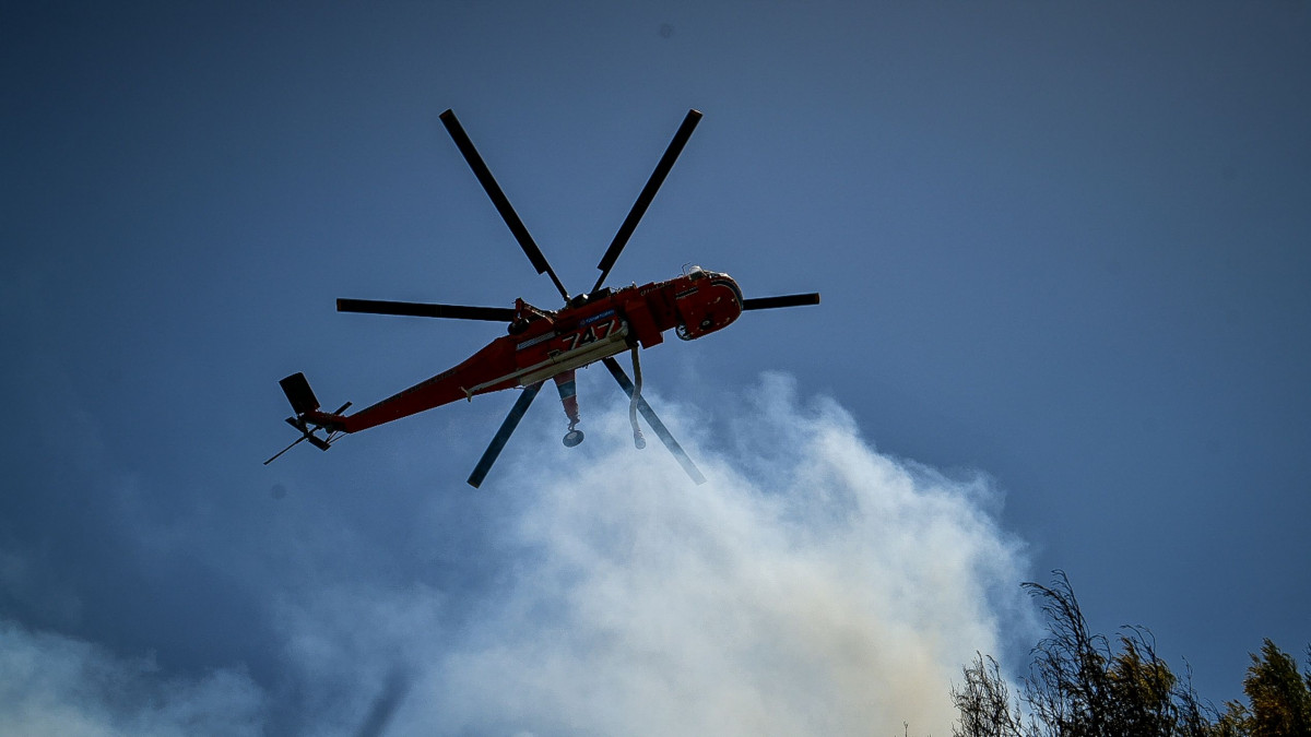 χανιά: και πυροσβεστικό ελικόπτερο στην κατάσβεση της πυρκαγιάς κοντά στο φαράγγι της σαμαριάς