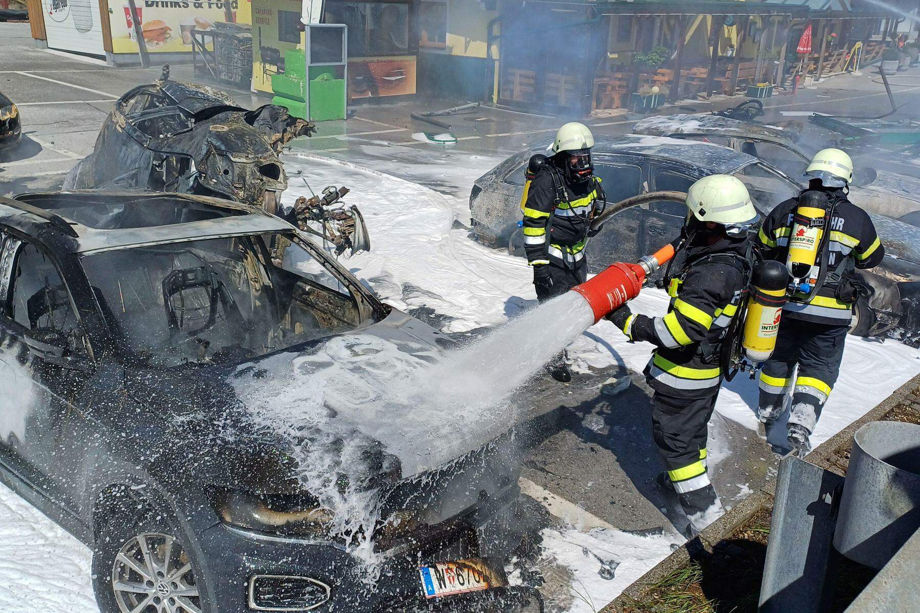 Tragischer Unfall: Fahrzeug In Vollbrand: Für Unfallopfer Kam Jede ...