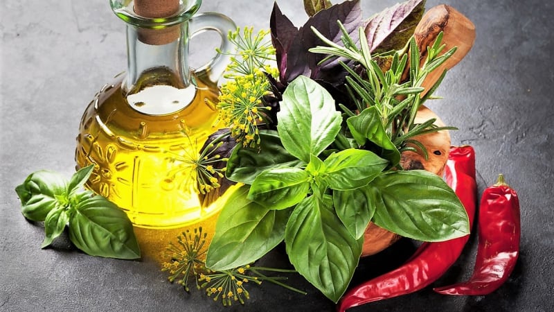 aromatický olej z bylin a koření. domácí příprava je snadná, výsledek skvělý
