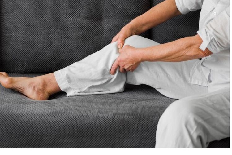 6 cara mengatasi kaki sering pegal di area belakang lutut, simak yuk