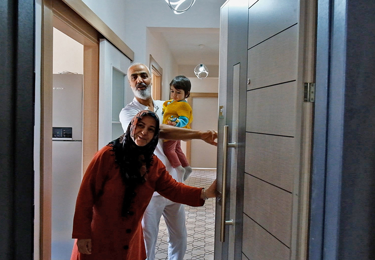 adıyamanlı depremzede yücel ailesine yeni evleri teslim edildi