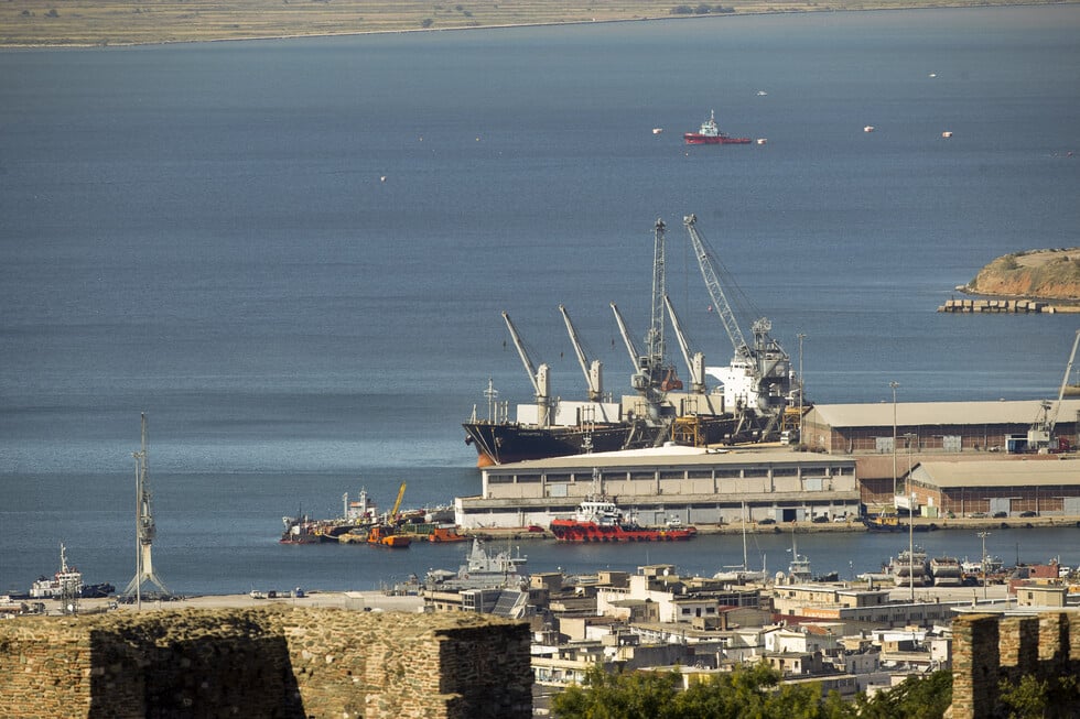 στο λιμάνι της θεσσαλονίκης σήμερα το μεγαλύτερο πλοίο μεταφοράς εμπορευματοκιβωτίων που έχει εξυπηρετήσει ποτέ