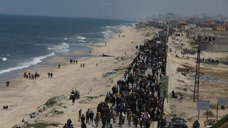 guerre israël-hamas : à gaza, des milliers de déplacés longent la mer en espérant rentrer chez eux (photos)