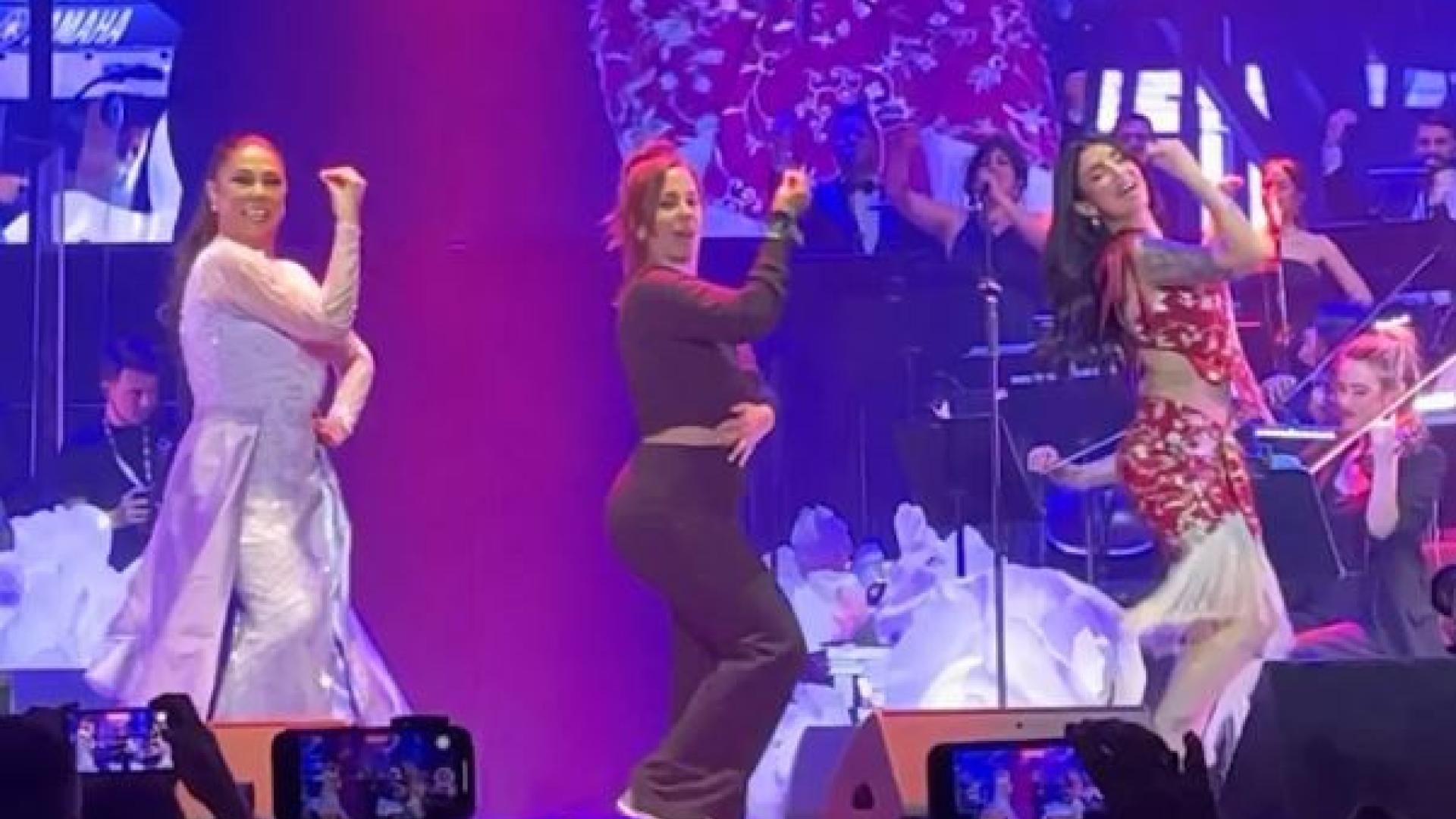 el vídeo viral de isabel pantoja con su sobrina anabel y naiara haciendo un 'tiktok' sobre el escenario