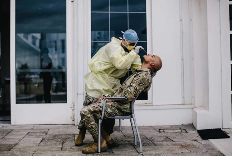 U.S. Army medic paratroopers assigned to 1st Battalion, 503rd Infantry Regiment, 173rd Airborne Brigade conduct COVID-19 testing on assigned personnel on Caserma Ederle, Italy, May 15, 2020.  ©Matthew Gunther