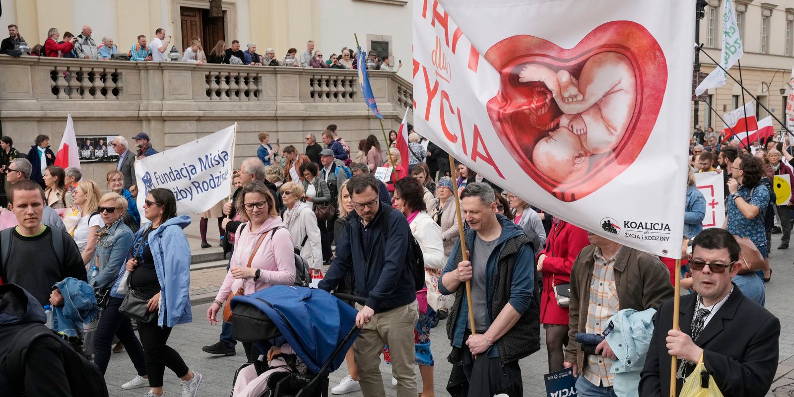 protester när polen vill lätta kritiserat abortförbud