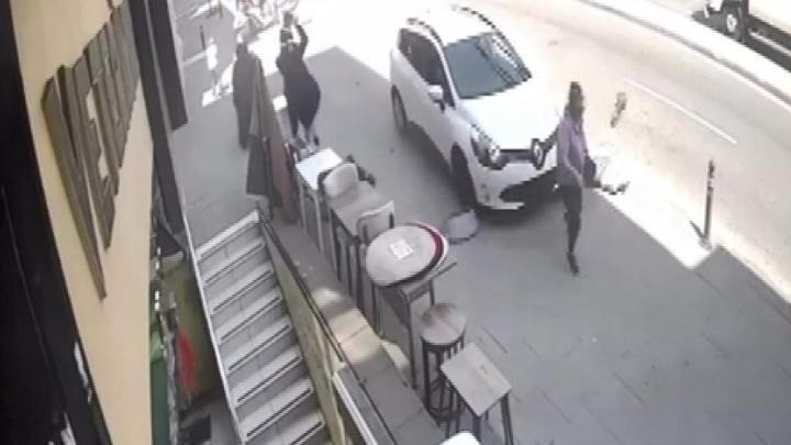kaldırımda yürüyen kadına otomobil çarptı! maltepe'deki kaza kamerada... 'çocuklar vardı, facia olabilirdi'