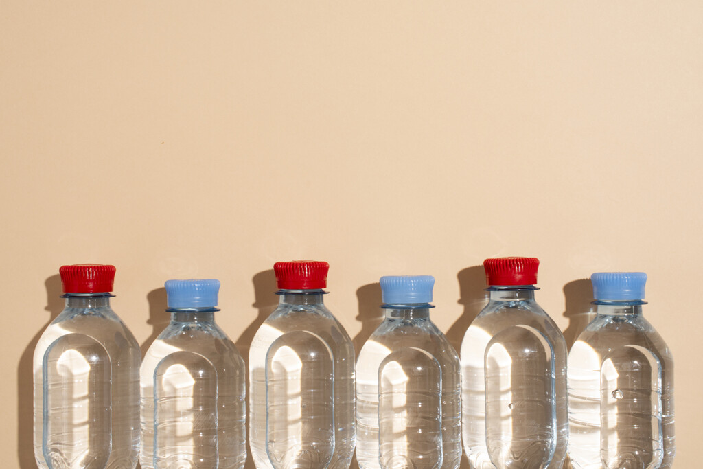 lo que una uróloga aconseja revisar al comprar agua embotellada